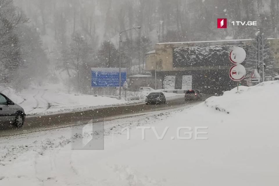 დიდთოვლობის გამო, რიკოთის უღელტეხილზე ტრანსპორტის მოძრაობა შეზღუდულია [ვიდეო]