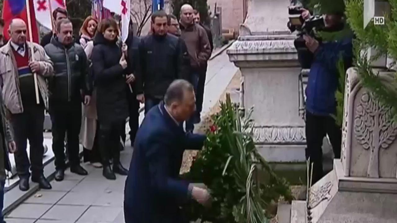 ნათელაშვილი ჩოლოყაშვილის საფლავზე