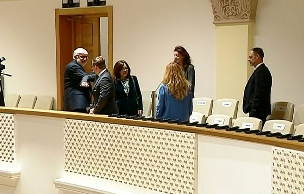 კორონავირუსის გამო, საქართველოს პარლამენტში დიპლომატები ხელის ჩამორთმევისგან თავს იკავებენ [ვიდეო]