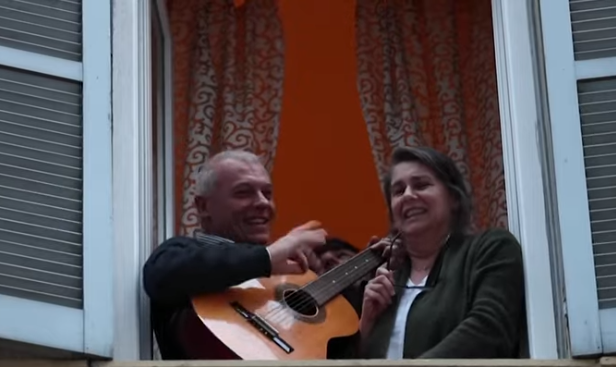 იტალიელები ერთმანეთს ფანჯრებიდან ჰიმნის სიმღერით ამხნევებენ [ვიდეო]