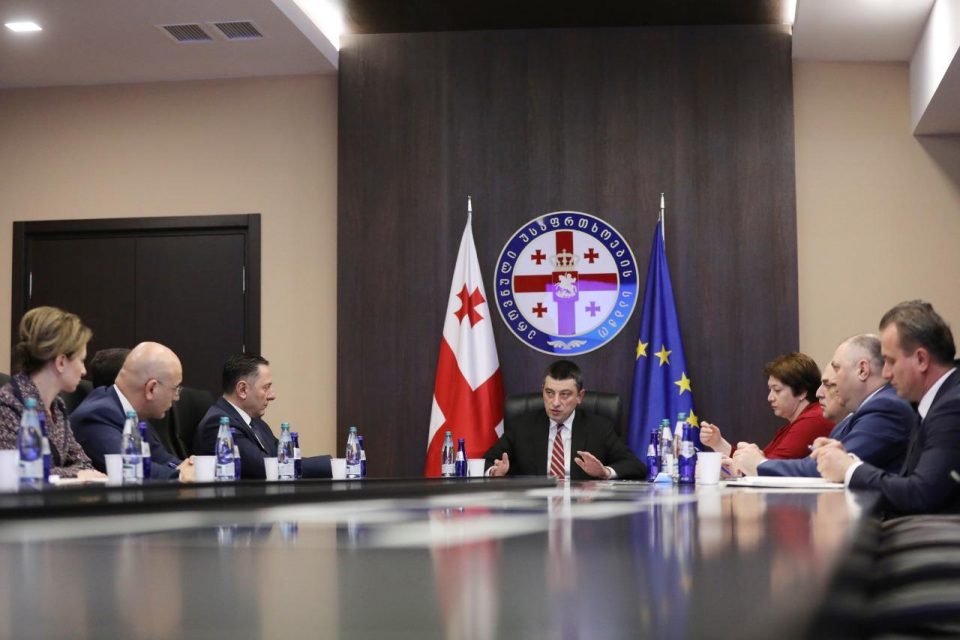 პრემიერის ხელმძღვანელობით უსაფრთხოების საბჭოს სხდომა გაიმართა, სადაც აღინიშნა, რომ საგანგებო მდგომარეობის გამოცხადების აუცილებლობა დღეს არ დგას