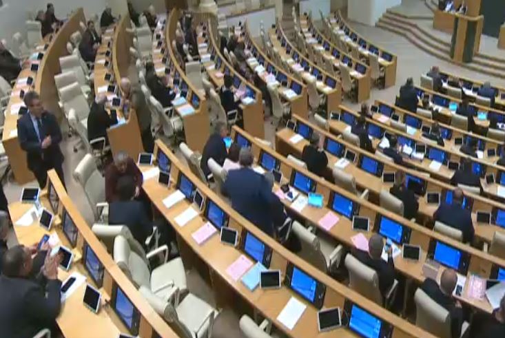საქართველოს პარლამენტის სხდომათა დარბაზში ექიმებისადმი მადლიერება ტაშით გამოხატეს