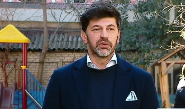 თბილისის მერი 92-ე ბაგა ბაღში მშობლებისთვის საკვების გადაცემის პროცესს დაესწრო