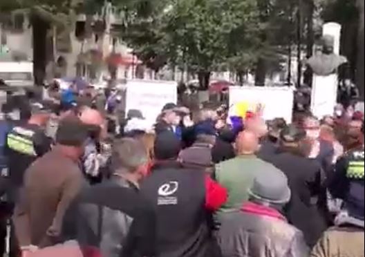 საგანგებო მდგომარეობისას დაწესებული შეზღუდვის მიუხედავად, „ნაციონალურმა მოძრაობამ“ ზუგდიდის ცენტრში ადამიანები შეკრიბა [ვიდეო]