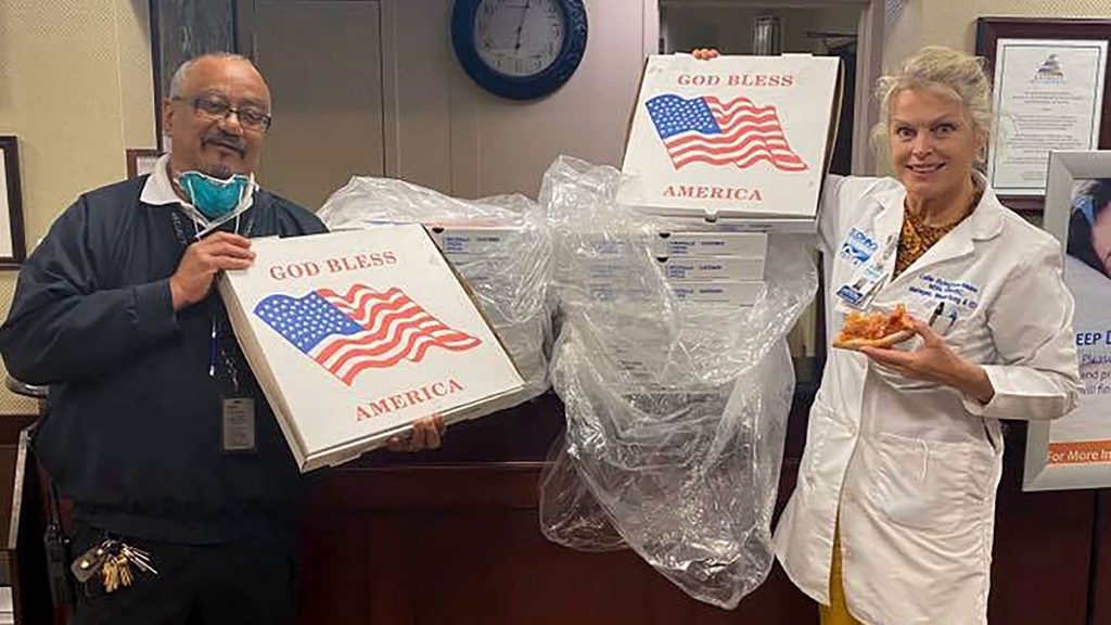 ბილ და ჰილარი კლინტონებმა ნიუ იორკის საავადმყოფოებს 400-ზე მეტი პიცა გაუგზავნეს