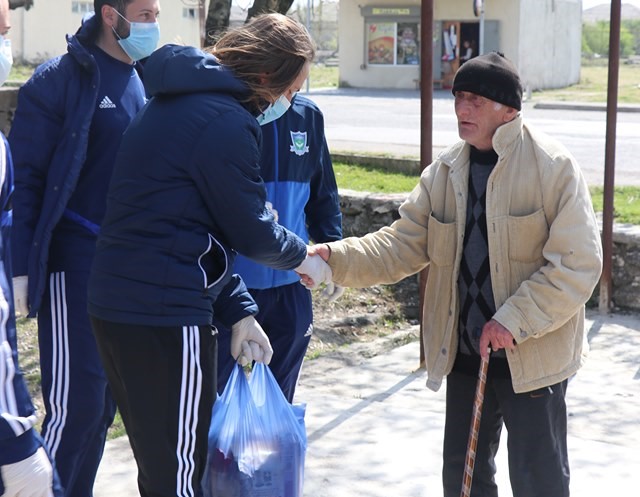 „სამტრედიას“ ფეხბურთელებმა ასაკოვან გულშემატკივრებს საჩუქრები გადასცეს (ვიდეო)