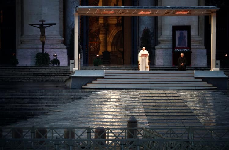 რომის პაპი წმინდა პეტრეს ცარიელ მოედანზე ლოცვას აღავლენს - ეს კრიზისი არის მთავარი ღირებულებების გახსენების შესაძლებლობა