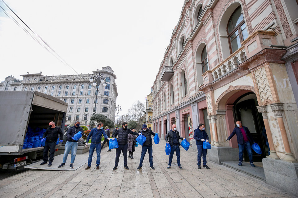 თბილისის საკრებულოს უმრავლესობის წევრებმა მრავალშვილიანი ოჯახების საკვები პროდუქტით უზრუნველყოფის კამპანია დაიწყეს