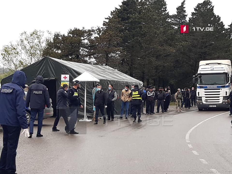 ფოთის ორივე შესასვლელთან განთავსებულ საგუშაგოზე მგზავრთა კონტროლი მიმდინარეობს
