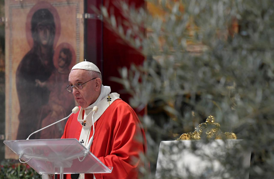 Папа Римский провел мессу на католическое Пальмовое воскресенье в почти пустом соборе Святого Петра