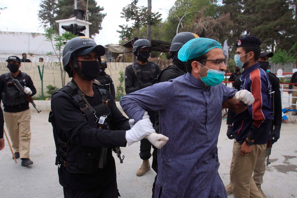 პაკისტანში პოლიციამ დააკავა ექიმები, რომლებიც ქვეყანაში დამცავი სამედიცინო აღჭურვილობის ნაკლებობას აპროტესტებდნენ