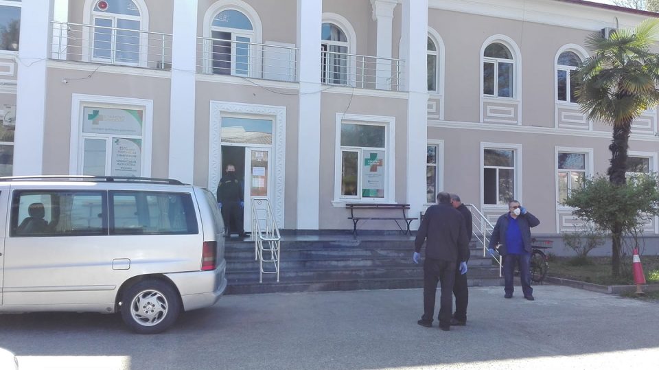 ქობულეთში შექმნილ ვითარებას საზოგადოებრივი ჯანდაცვის ცენტრის წარმომადგენლები და ეპიდემიოლოგები სწავლობენ