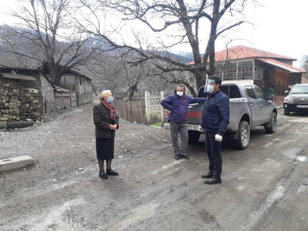 ლენტეხის მუნიციპალიტეტში შსს-ს თანამშრომლები მკაცრ საკარანტინო შეზღუდვებს 24 საათის განმავლობაში აკონტროლებენ