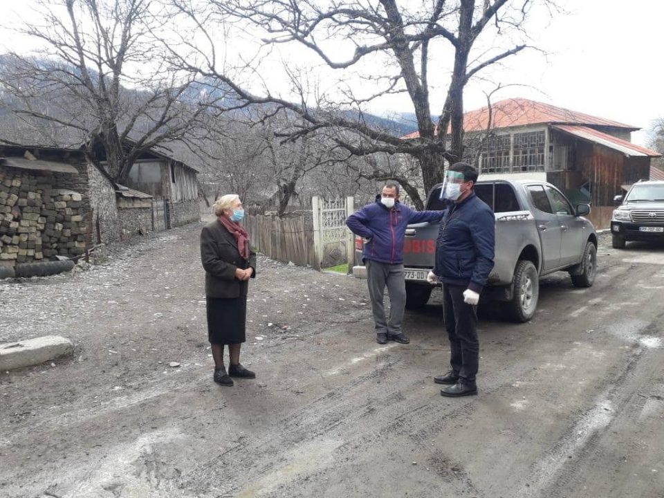 ლენტეხის მუნიციპალიტეტში შსს-ს თანამშრომლები მკაცრ საკარანტინო შეზღუდვებს 24 საათის განმავლობაში აკონტროლებენ