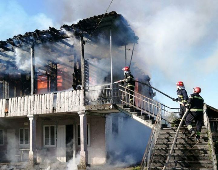 ოზურგეთში, ორსართულიან სახლში ხანძარი ლიკვიდრებულია, პირველ სართულზე მამაკაცის ცხედარია ნაპოვნი