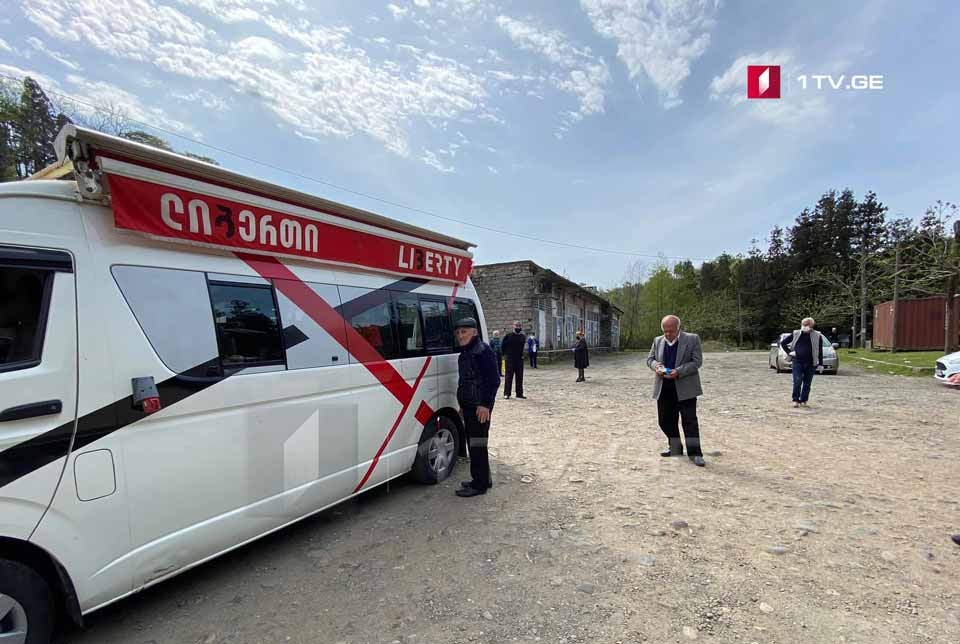 ქობულეთის მუნიციპალიტეტის სოფლებში, სადაც მკაცრი საკარანტინო რეჟიმია, მოსახლეობა პენსიას „ლიბერთი ბანკის“ მოძრავი სადგურიდან იღებს