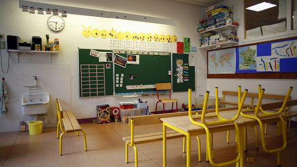 საფრანგეთში მასწავლებლები 11 მაისის შემდეგ სწავლის შესაძლო განახლების შესახებ ემანუელ მაკრონის განცხადებას აპროტესტებენ