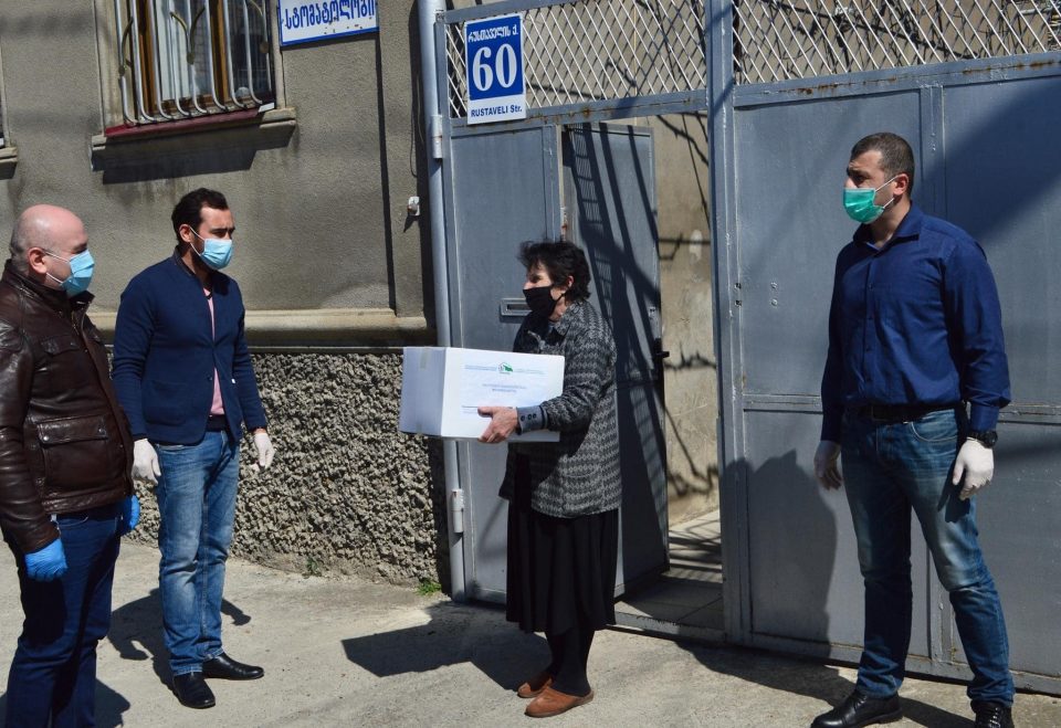 შიდა ქართლში იძულებით გადაადგილებულ ოჯახებს საკვები პროდუქტები და ჰიგიენური საშუალებები დაურიგდა