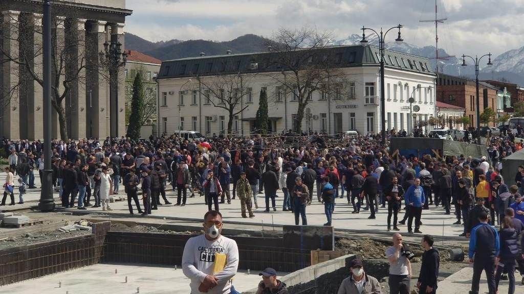 ვლადიკავკაზში თვითიზოლაციის წესებს აპროტესტებენ და ჩრდილოეთ ოსეთის რესპუბლიკის მეთაურის გადადგომას ითხოვენ