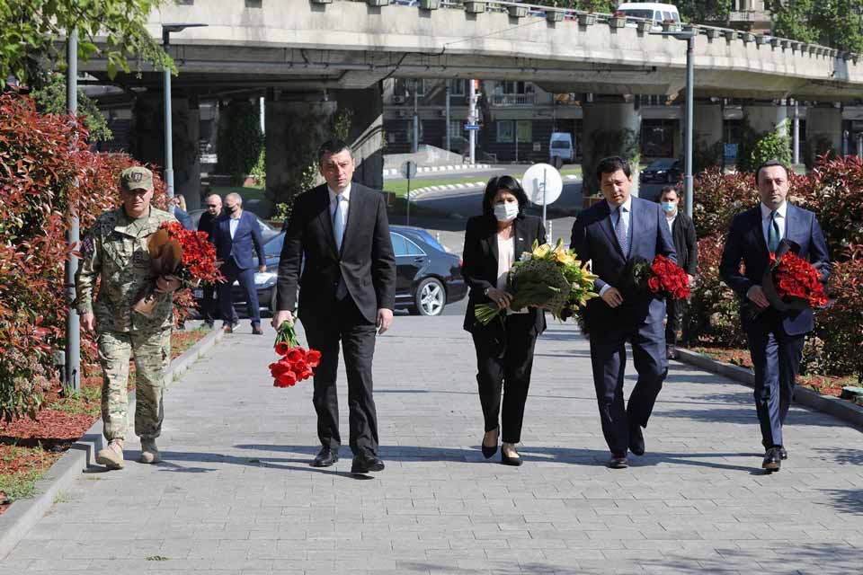 ხელისუფლების უმაღლესი თანამდებობის პირებმა, თავდაცვის ძალების დღესთან დაკავშირებით, დაღუპულ გმირთა ხსოვნას პატივი მიაგეს