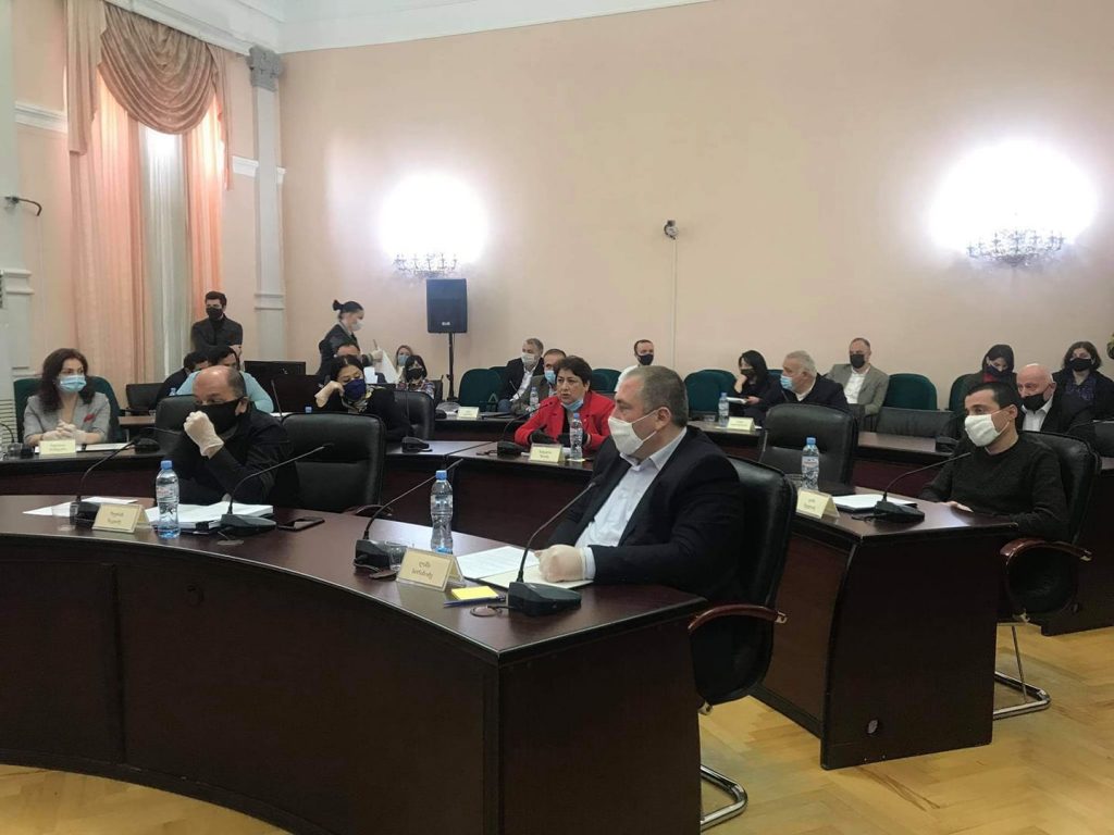 ბათუმის საკრებულოში „ქართული ოცნებისა“ და „ნაციონალური მოძრაობის“ წევრებს შორის სიტყვიერი დაპირისპირება მოხდა