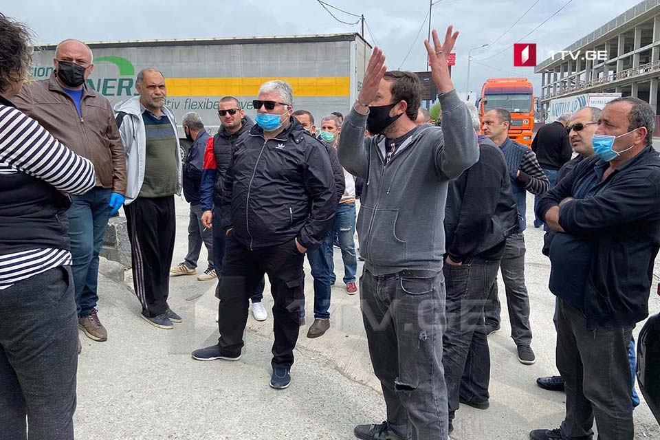 Trayler sürücüləri Batumidə iqtisadi səndələşdirmə zonası yaxınlığında aksiya keçirirlər
