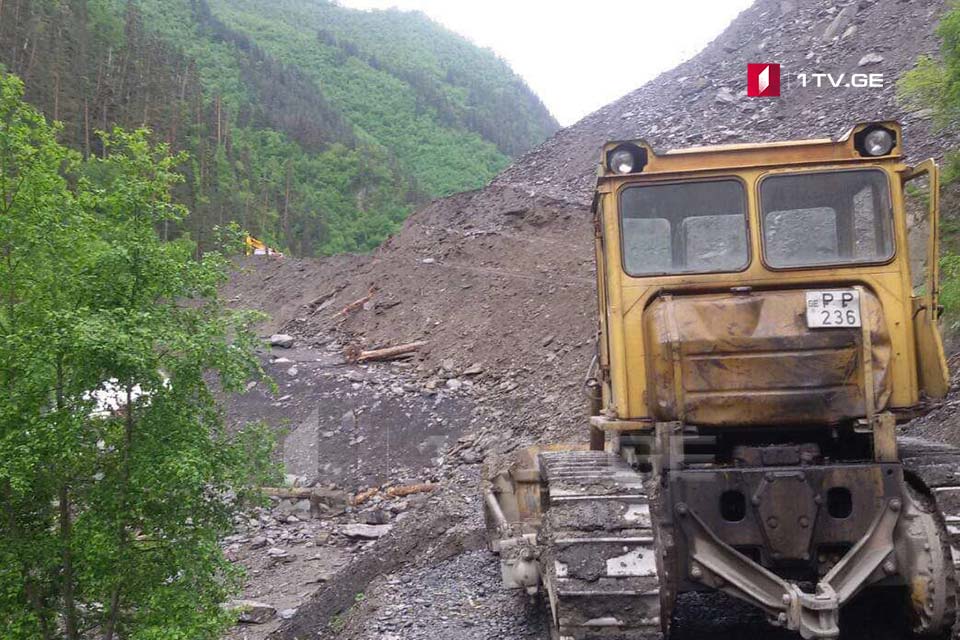 თუშეთთან დამაკავშირებელ გზაზე გაწმენდითი სამუშაოებისას ზვავმა ორი ადამიანი მოიყოლა, ერთი ამოყვანილია, ერთს კი, ეძებენ