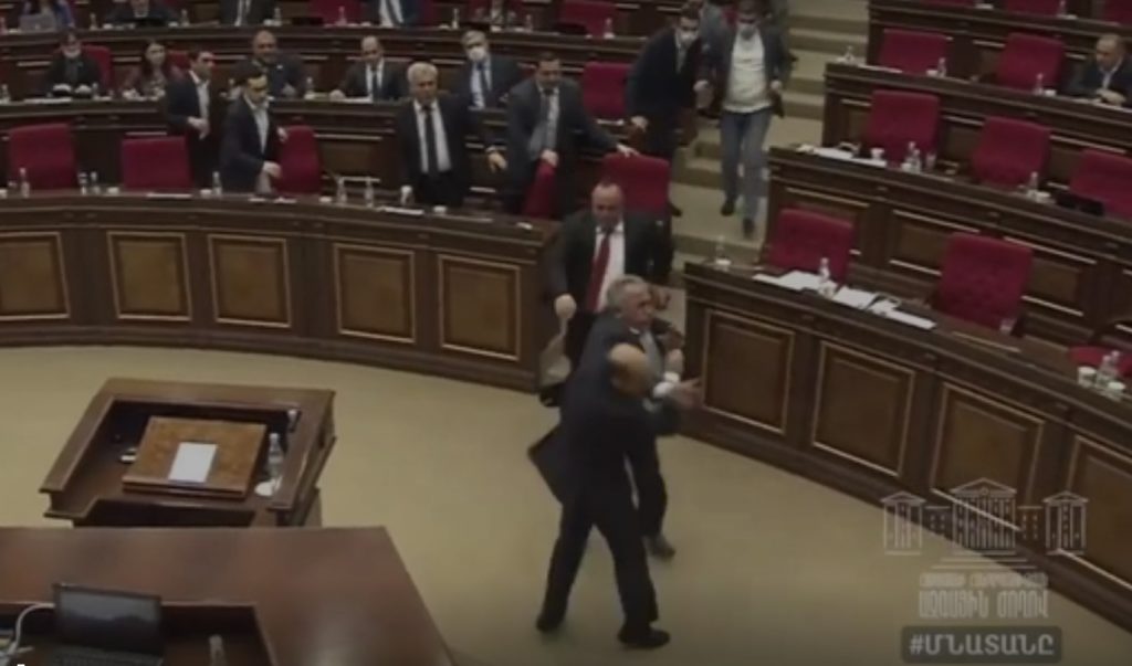 სომხეთის პარლამენტში დეპუტატები ერთმანეთს ფიზიკურად დაუპირისპირდნენ [ვიდეო]