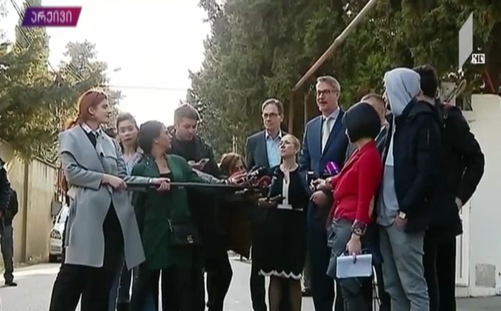 პოლიტიკური დიალოგი და ელჩების განცხადება