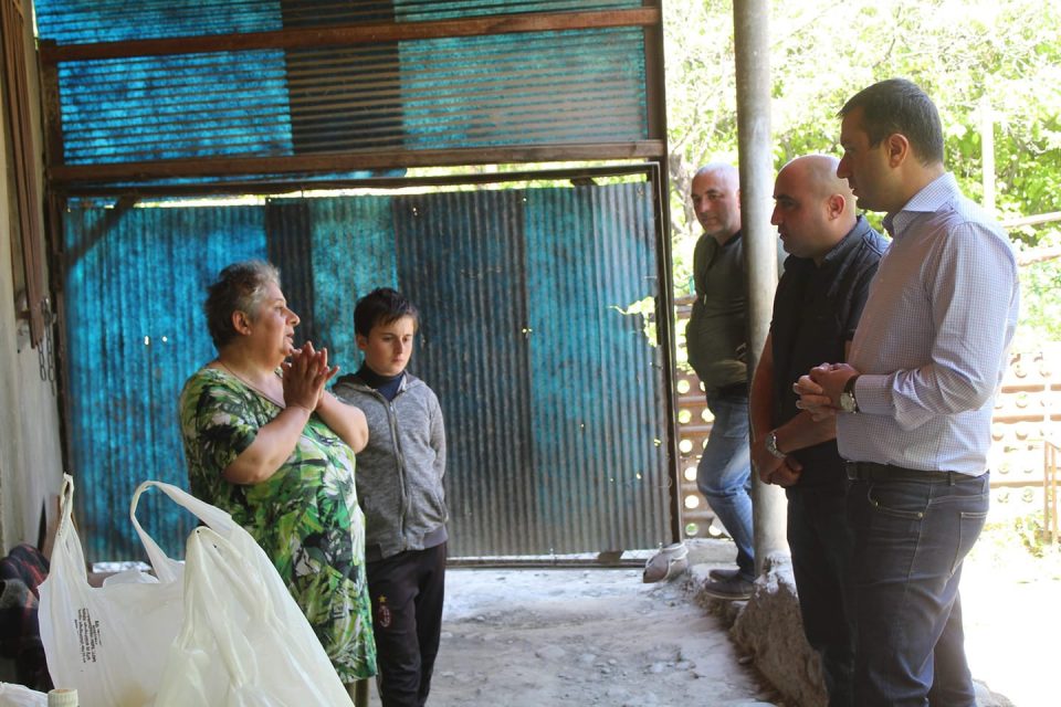 შიდა ქართლის რწმუნებულმა საოკუპაციო ხაზთან მდებარე სოფლებში სოციალურად დაუცველ ოჯახებს სასურსათო პაკეტები გადასცა
