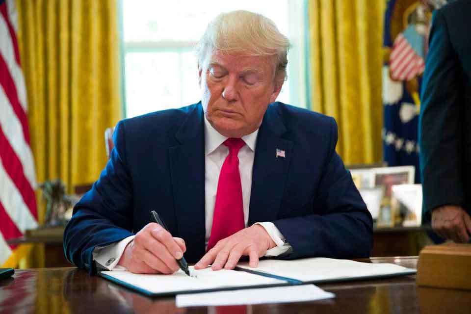 Donald Tramp sosial media nəhənglərinin müdafiə olunmasını məhdud etmək məqsədini güdən sərəncama imza atdı