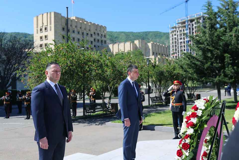 ვახტანგ გომელაურმა და გიორგი გახარიამ დაღუპული პოლიციელების მემორიალი გვირგვინით შეამკეს
