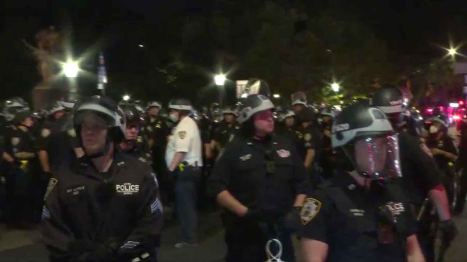 ნიუ იორკში პოლიციამ კომენდანტის საათის დარღვევის გამო რამდენიმე დემონსტრანტი დააკავა