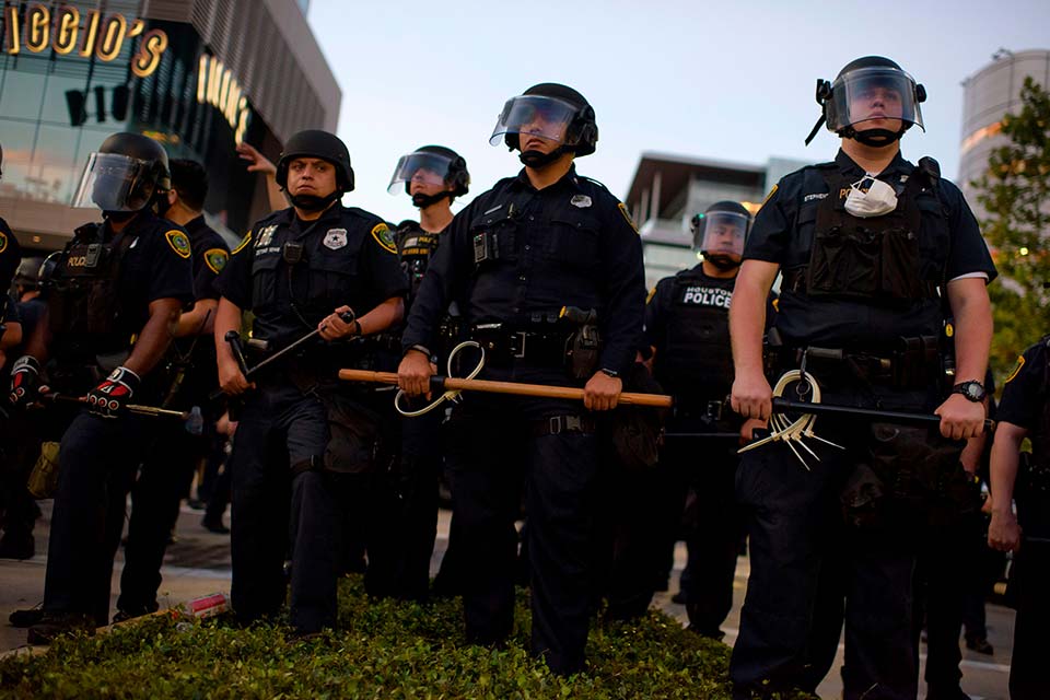 პორტლენდის პოლიცია - აქციის მონაწილეები სამართალდამცველების მიმართულებით ფოიერვერკებს ისვრიან