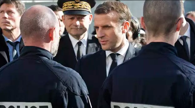 საფრანგეთის პრეზიდენტი პოლიციის მხრიდან ძალის გამოყენების შემთხვევების შესწავლას და სამართალდამცავების ეთიკის კოდექსის მიღებას ითხოვს