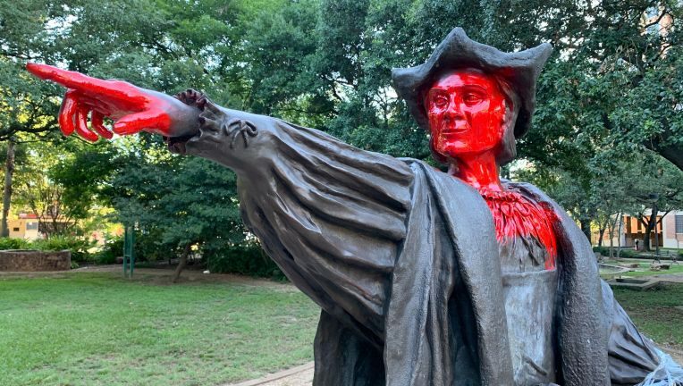 ჰიუსტონში ქრისტეფორე კოლუმბის ძეგლი წითლად შეღებეს