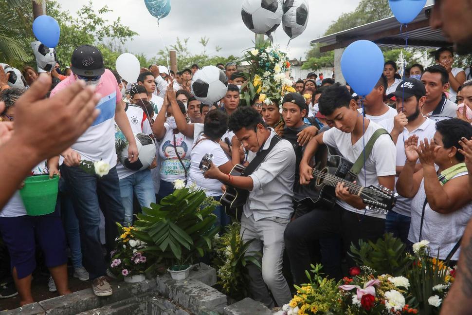 მექსიკაში 16 წლის ფეხბურთელი მოკლეს, მეგობრები მას სიკვდილის შემდეგ გოლის გატანაში დაეხმარნენ (ვიდეო)