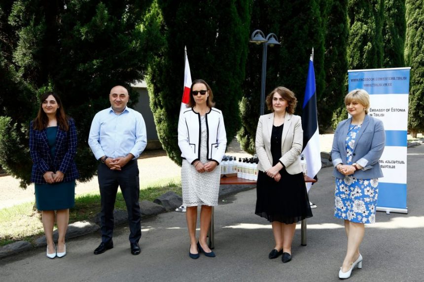 ესტონეთის მთავრობამ საქართველოს ჯანდაცვის სამინისტროს 1500 ლიტრი სადეზინფექციო საშუალება გადასცა