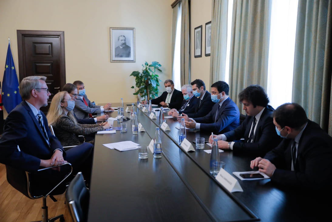 არჩილ თალაკვაძე უმრავლესობის წევრებთან ერთად დიპლომატებს შეხვდა და მათთან საპარლამენტო არჩევნების დროს, „კოვიდ19“-თან დაკავშირებული უსაფრთხოების საკითხები განიხილა