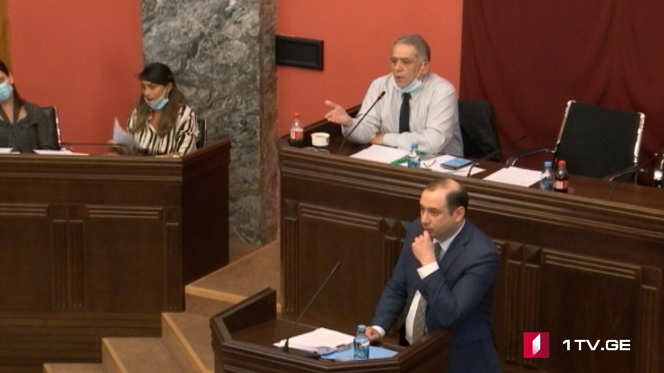 პარლამენტში ლევან გოგიჩაიშვილი და რომან კაკულია ერთმანეთს სიტყვიერად დაუპირისპირდნენ [ვიდეო]