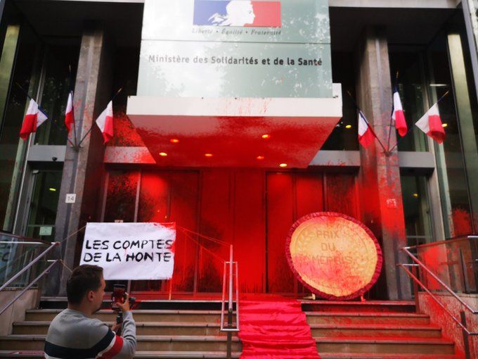 პარიზში აქციის მონაწილეებმა ჯანდაცვის სამინისტროს შენობას წითელი საღებავი შეასხეს