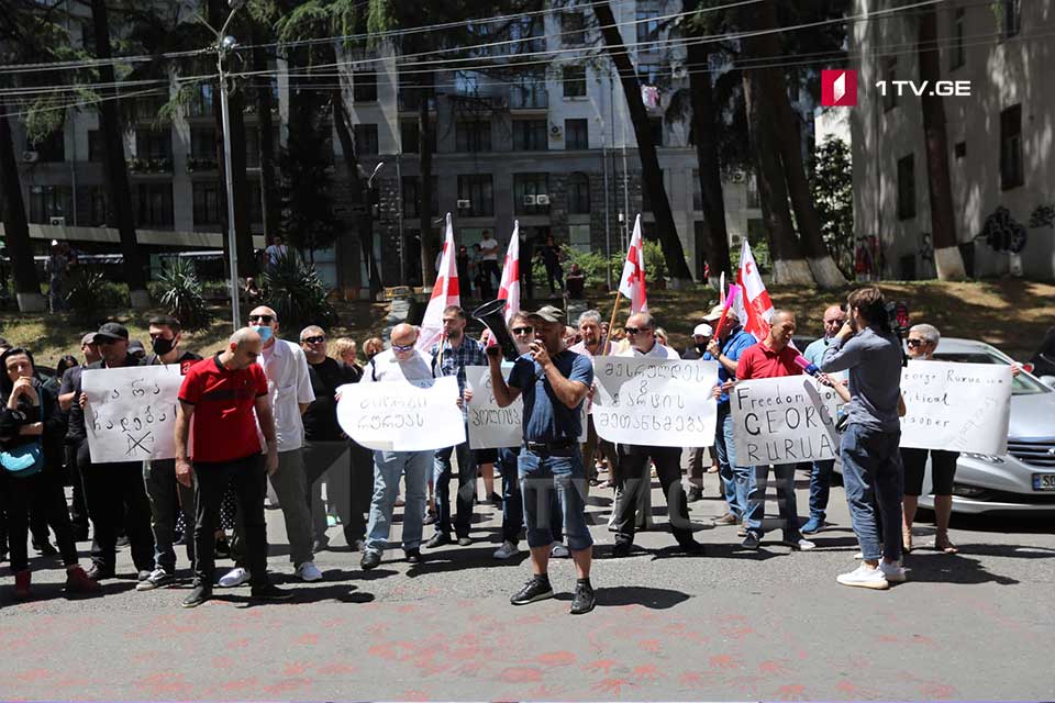 პარლამენტის შენობასთან გიორგი რურუას გათავისუფლების მოთხოვნით აქცია მიმდინარეობს