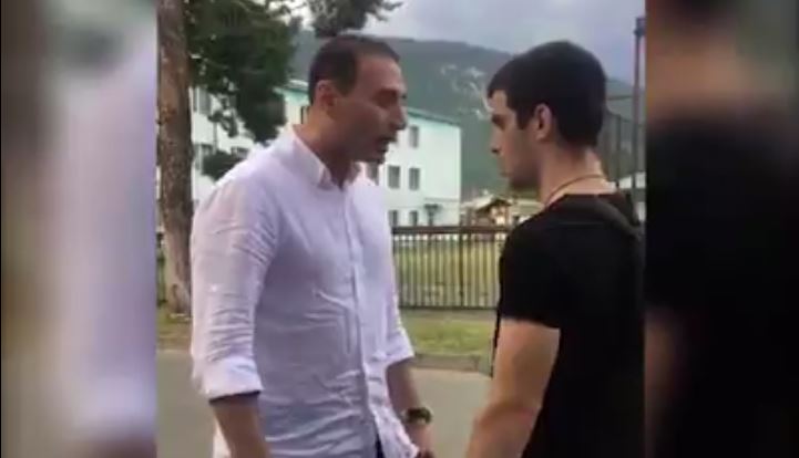 „ნაცმოძრაობის“ პოლიტსაბჭოს წევრმა, ოთარ სირაძემ რაჭაში აქტივისტს ფიზიკური შეურაცხყოფა მიაყენა [ვიდეო]
