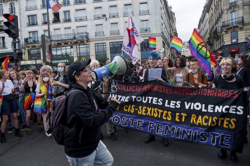პარიზში ლგბტ აქტივისტებმა რასიზმისა და პოლიციის მხრიდან ძალადობის საწინააღმდეგო მსვლელობა გამართეს