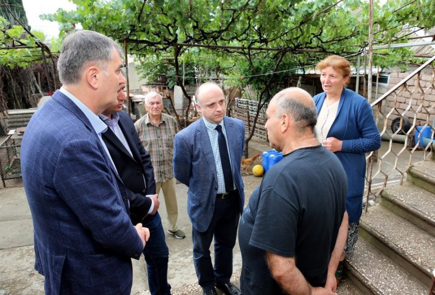 ირაკლი ანთაძე, სოზარ სუბარი და გიორგი ხოჯევანიშვილი საოკუპაციო რეჟიმის მიერ დაკავებული ზაზა გახელაძის ოჯახის წევრებს შეხვდნენ