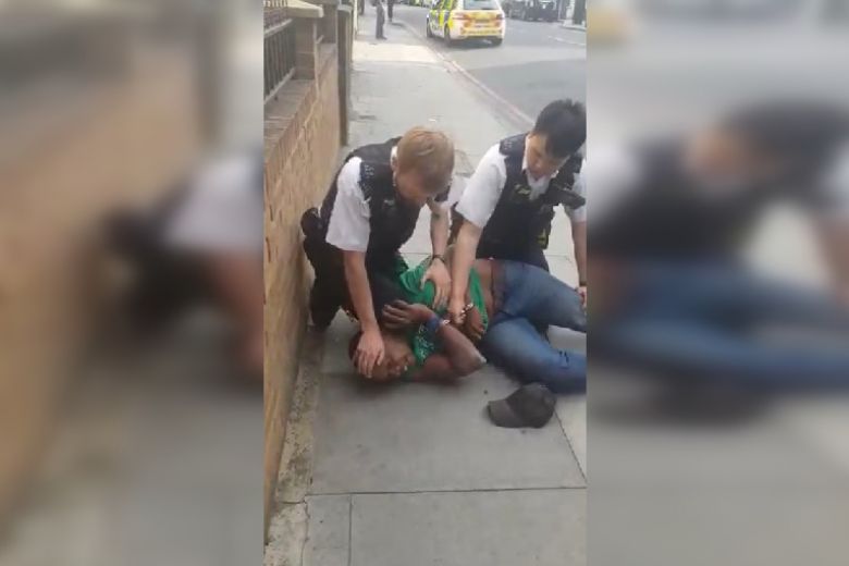 გავრცელებული ვიდეოს გამო, ლონდონის პოლიციის ერთ-ერთ თანამშრომელს უფლებამოსილება შეუჩერდა