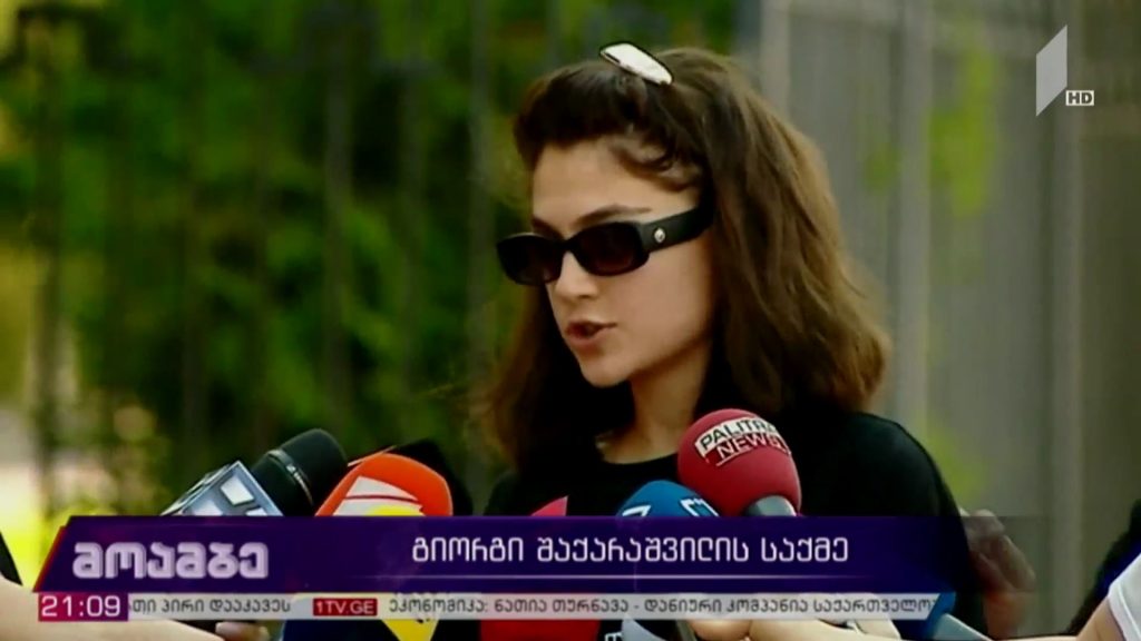 გამოძიებამ გიორგი შაქარაშვილის საქმის მთავარ მოწმეთა მიმოწერები ამოიღო, რომელიც ტრაგედიის ღამეს განვითარებულ მოვლენებს ასახავს. აქტიურად მიმდინარეობს კომპლექსური ექსპერტიზა, ბრალდებულთა ადვოკატები კი საგამოძიებო ექსპერიმენტის ჩატარებას ითხოვენ. საქმეში დაზარალებულად ცნობილი ფოტოგრაფი ბულინგზე საუბრობს და მედიისთვის პრესკონფერენციის ჩატარებას გეგმავს