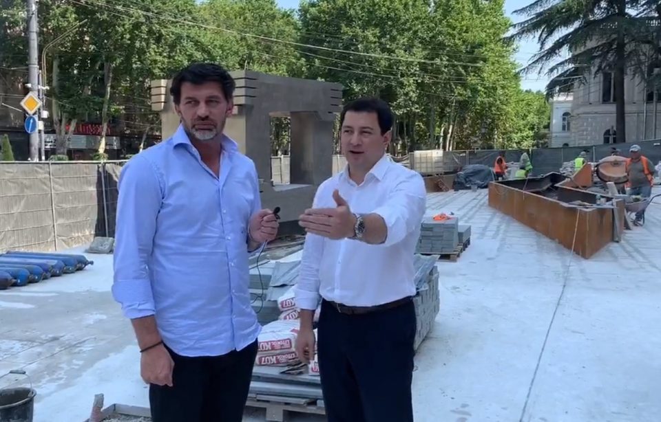 არჩილ თალაკვაძემ და კახა კალაძემ პარლამენტის შენობასთან მიმდინარე სარეაბილიტაციო სამუშაოები დაათვალიერეს