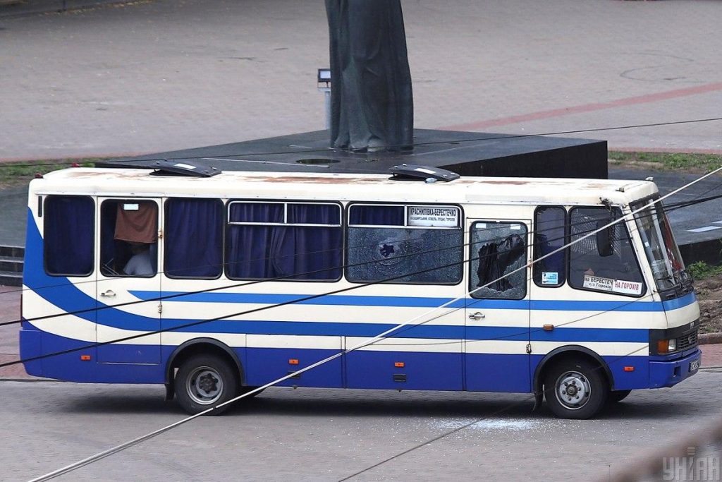 უკრაინული მედიის ინფორმაციით, პოლიციამ ლუცკში, გატაცებული ავტობუსიდან სამი მძევალი გამოიყვანა