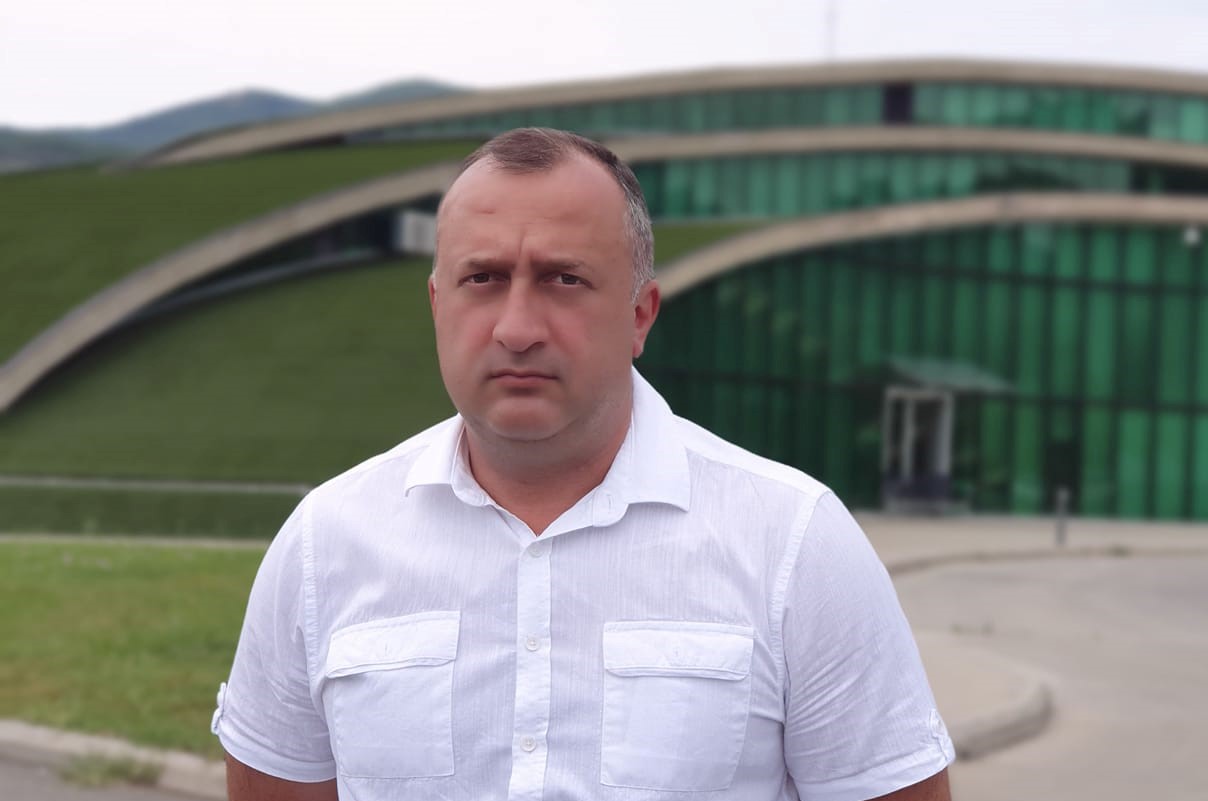 ფეხბურთის ფედერაციის ყოფილ ვიცე-პრეზიდენტ ლერი სულაბერიძის საქმეზე დაკავებულ პირს ბრალს სავარაუდოდ დღეს წარუდგენენ